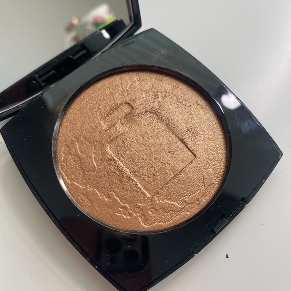 CHANEL Luminous Highlighter in Warm Gold - Picture 3 of 4